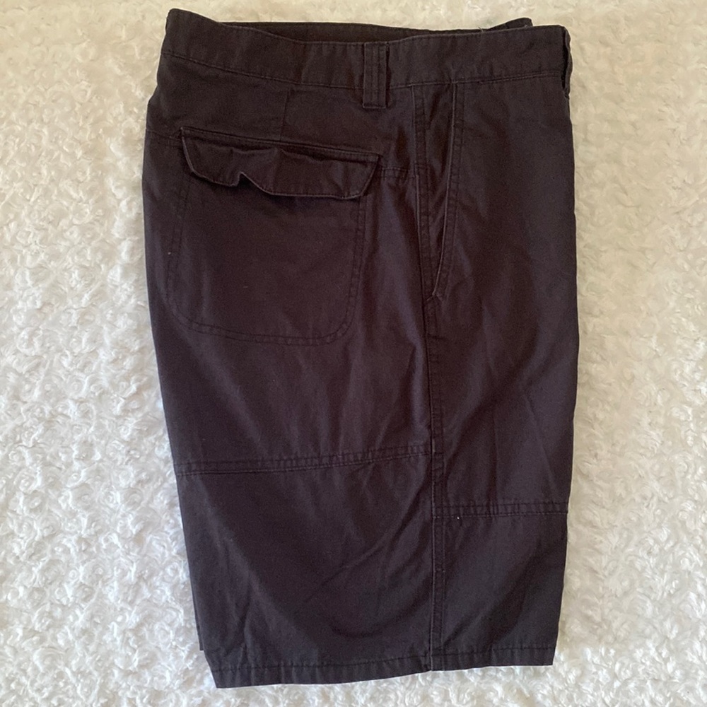 Men’s Chaps Cargo Shorts- 33 waist- 9in inseam- black- good worn conditi…